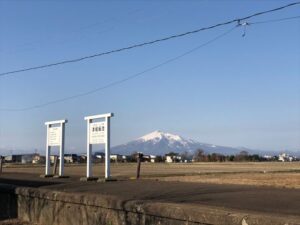 津軽飯詰駅と岩木山