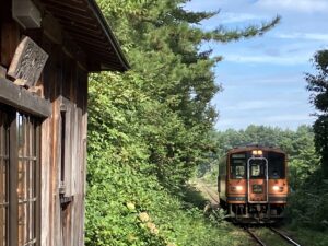 毘沙門駅へ入線する列車