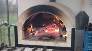 津軽鉄道津軽飯詰駅に設置されたピザ窯